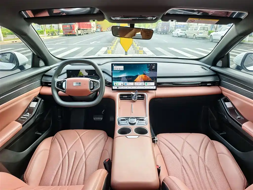 Geely Galaxy Galaxy L6 2025 EM-i 140km Voyage Edition фото 13
