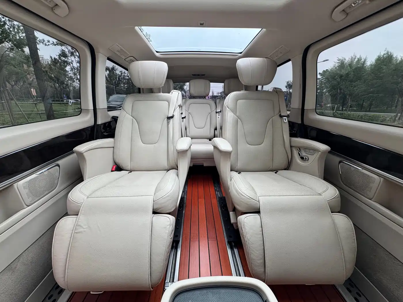 Mercedes-Benz V-Class 2017 Model V 260 Premium Edition фото 22