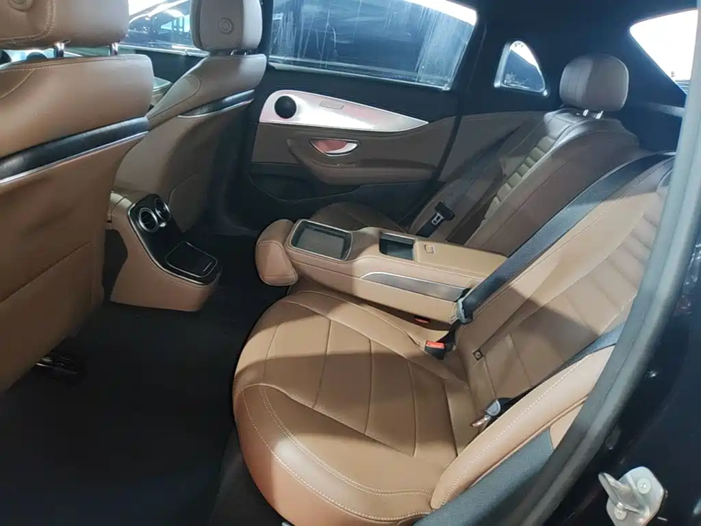 Фото 17 - Mercedes-Benz E-Class
