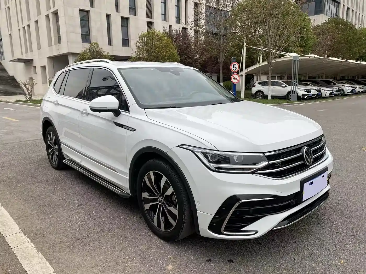 Volkswagen Tiguan L 2022 380TSI Automatic 4WD R-Line Cross Edition 7-Seater фото 3