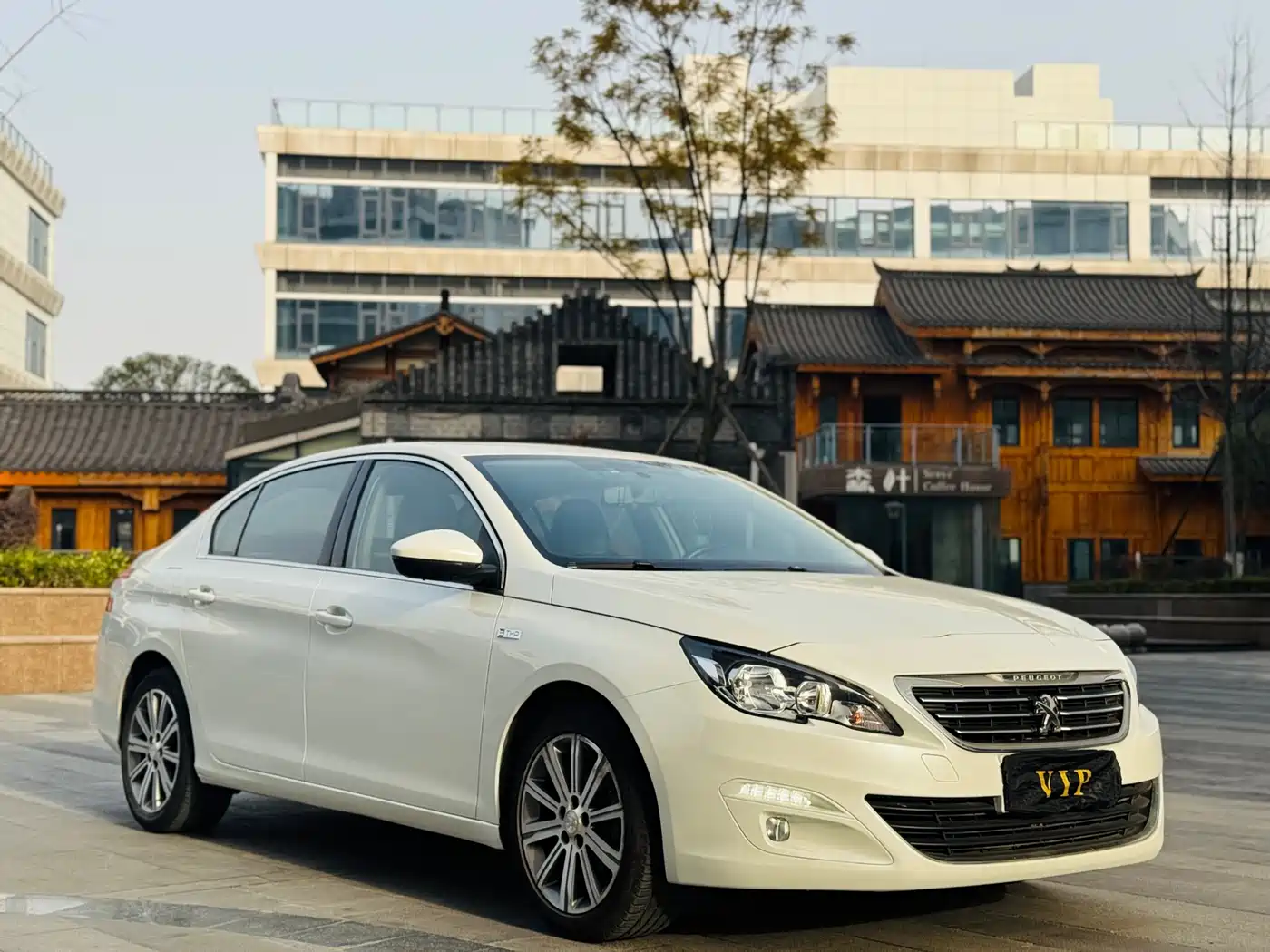 Peugeot 408 2015 Model 1.2T Automatic Luxury Edition фото 3