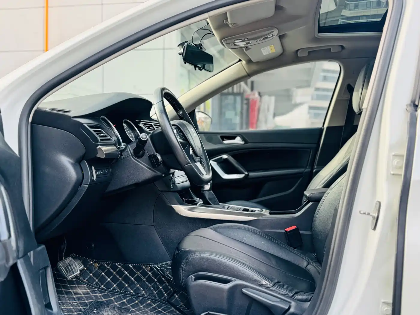 Peugeot 408 2015 Model 1.2T Automatic Luxury Edition фото 10