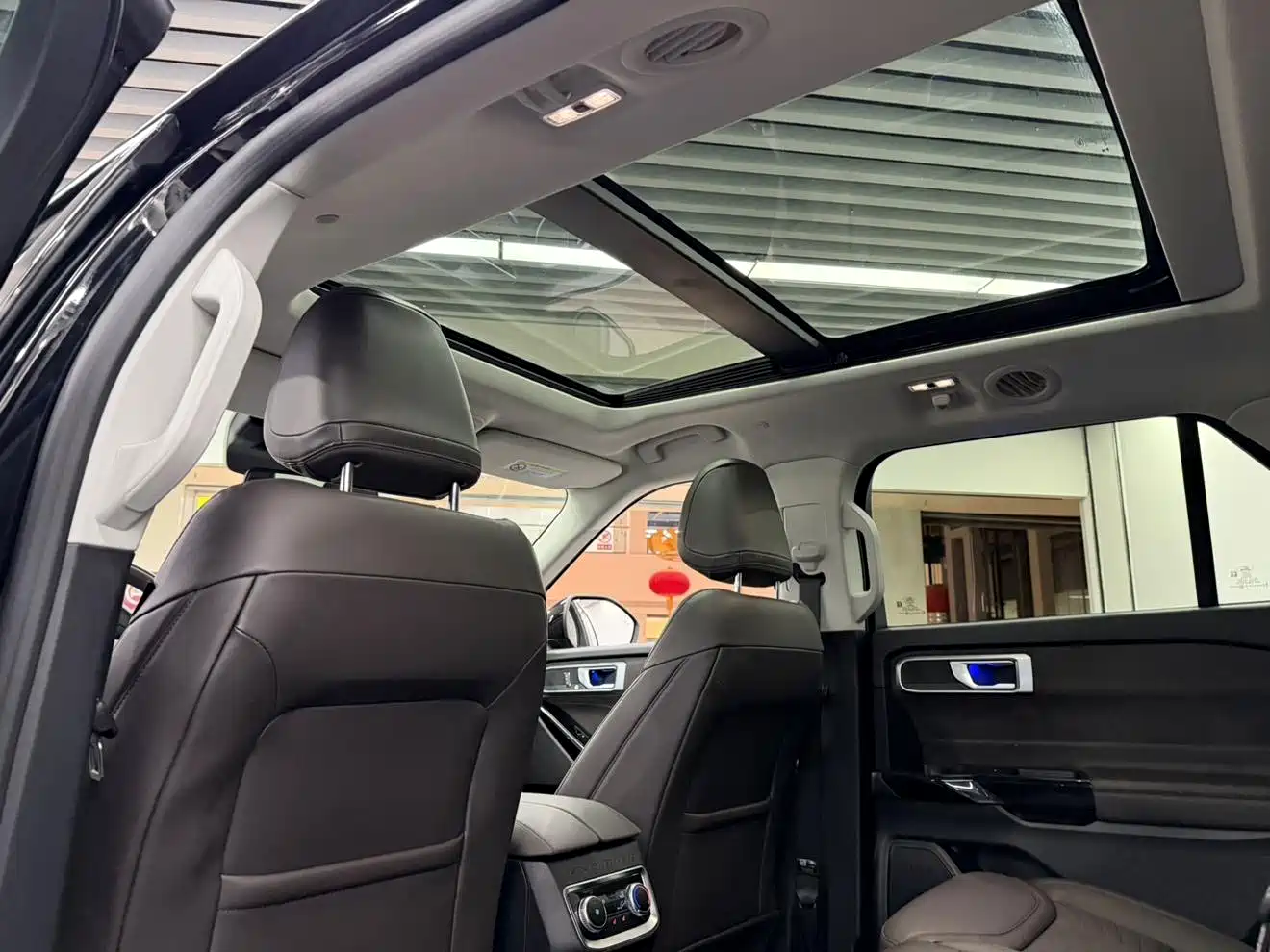Photo 13 - Ford Explorer