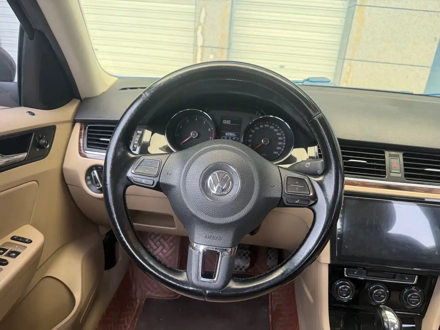 Volkswagen Bora 2013 1.6L Automatic Luxury Model фото 12