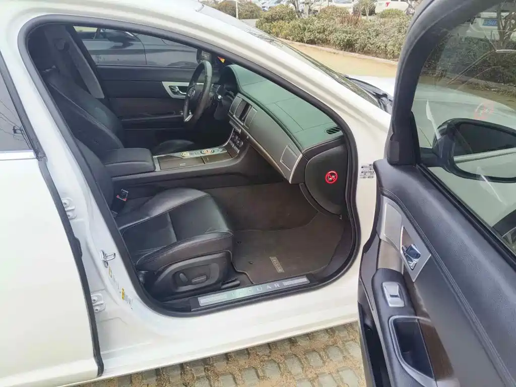 Jaguar XF 2013 2013 XF 2.0T Elegance Edition