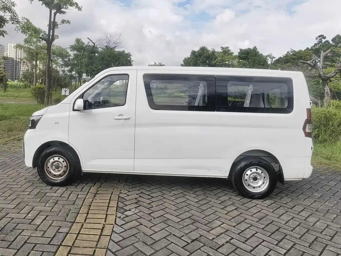 Changan Kaicheng Changan Ruixing EM60 2025 2025 Passenger Version Comfort 6-Seater 300km with Opposing Doors