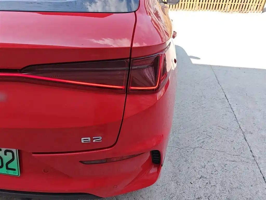 BYD E2