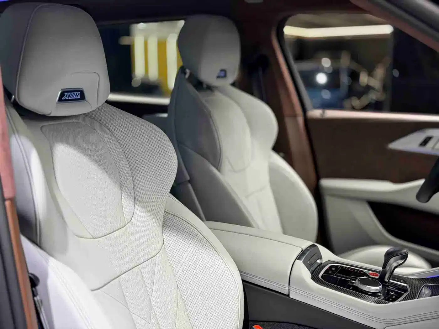BMW XM 2023 50e фото 14