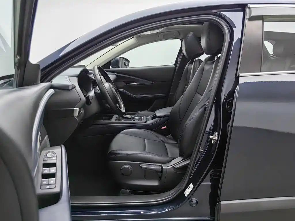 Фото 10 - Mazda CX-30