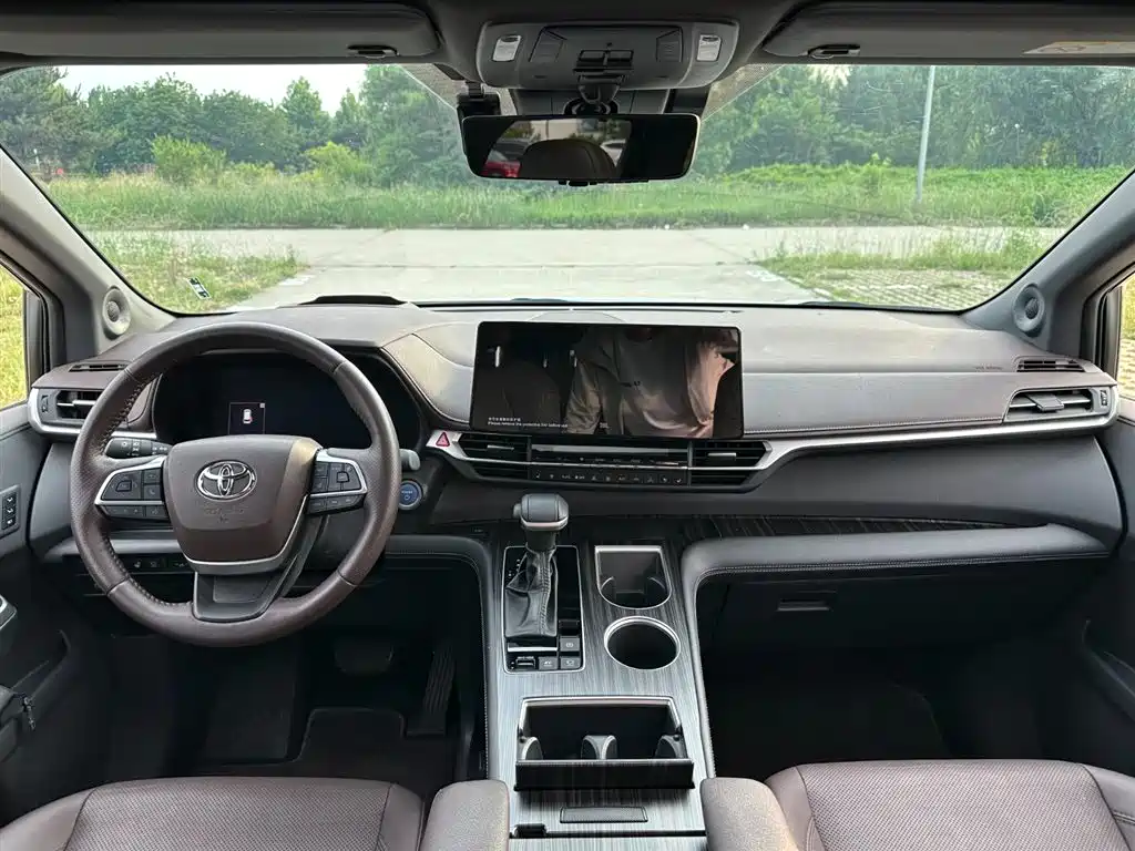 Toyota Sienna 2023 2.5L Hybrid Platinum Edition фото 11
