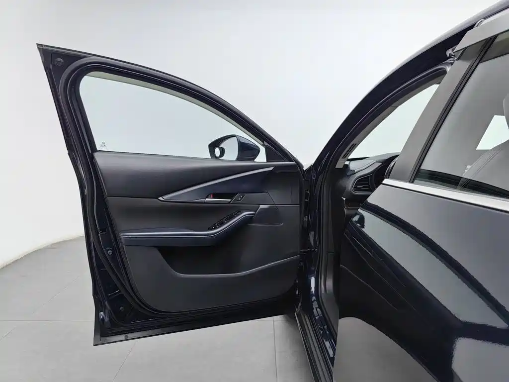 Фото 8 - Mazda CX-30