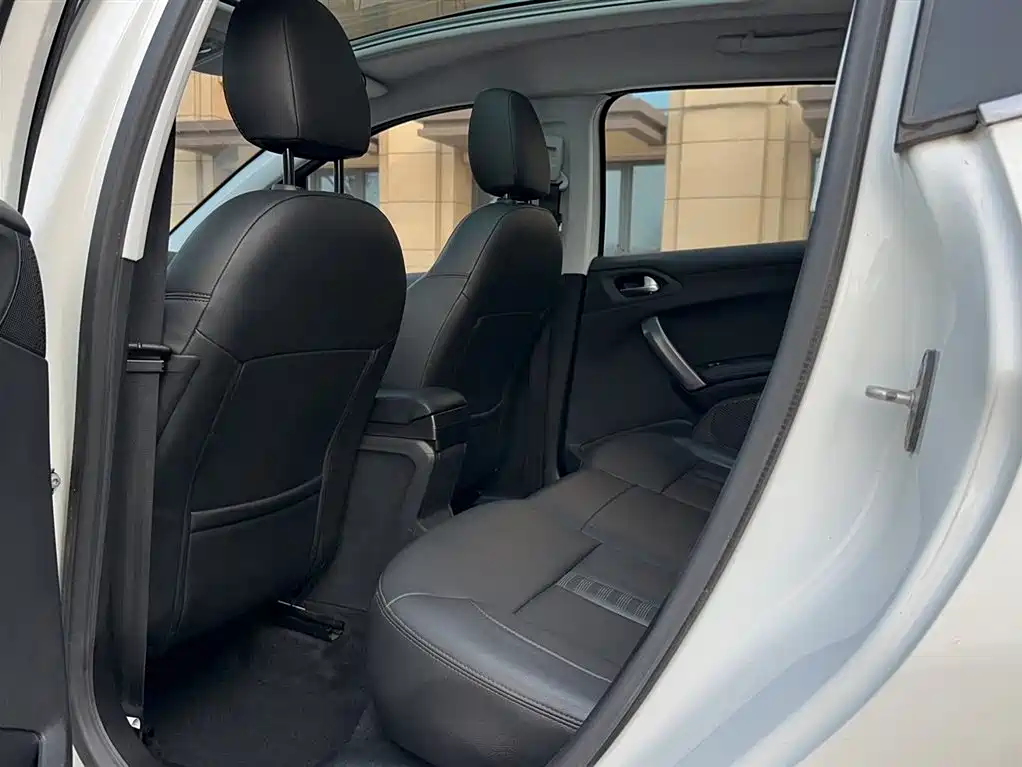 Peugeot 2008 2014 1.6L Automatic Navigation Edition фото 13