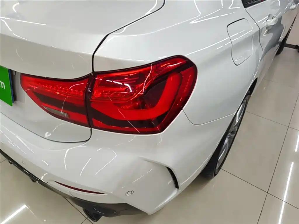 BMW 1 Series 2022 120i M Sport Shadow Edition фото 8
