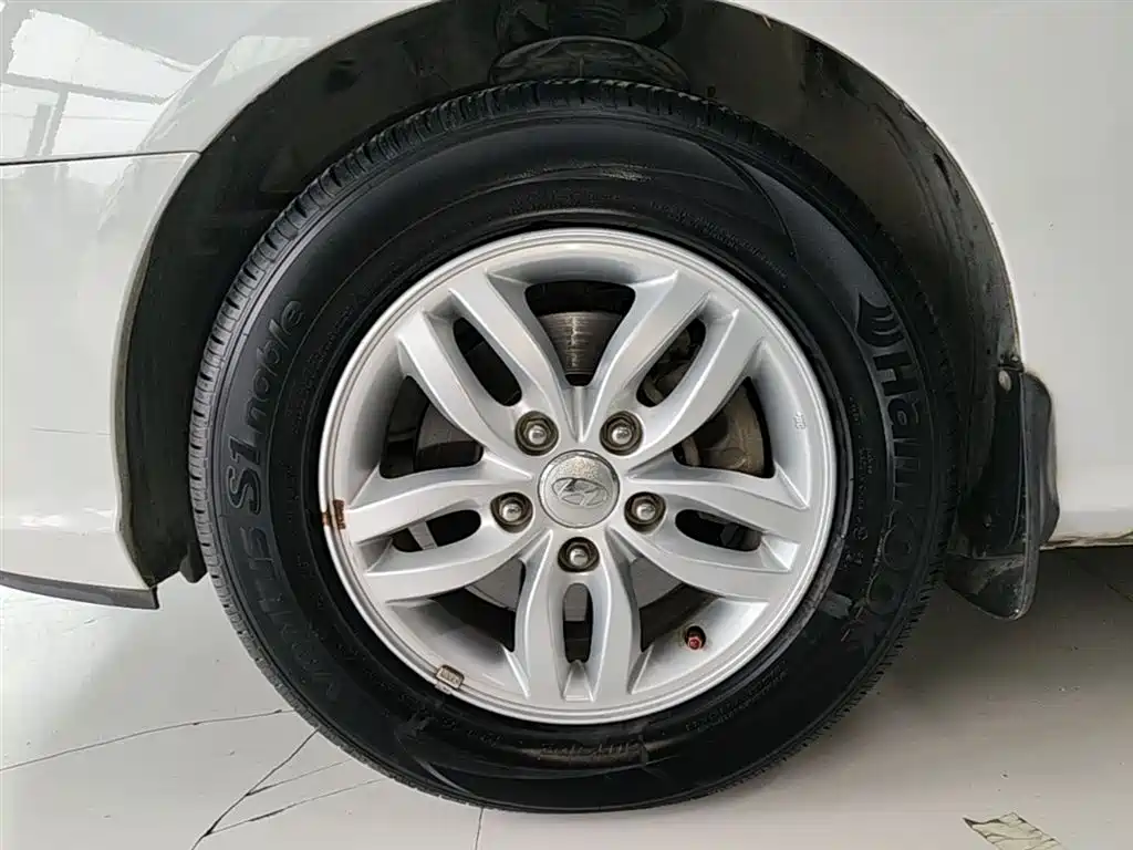 Hyundai Elantra 2011 1.6L Manual Luxury фото 23