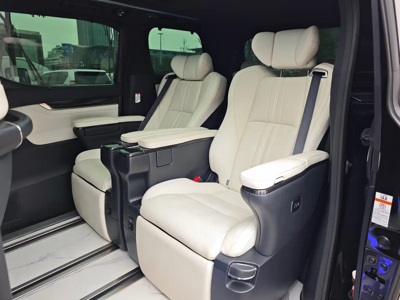 Lexus LM 2020 300h Seven-Seater Elegance Edition фото 12