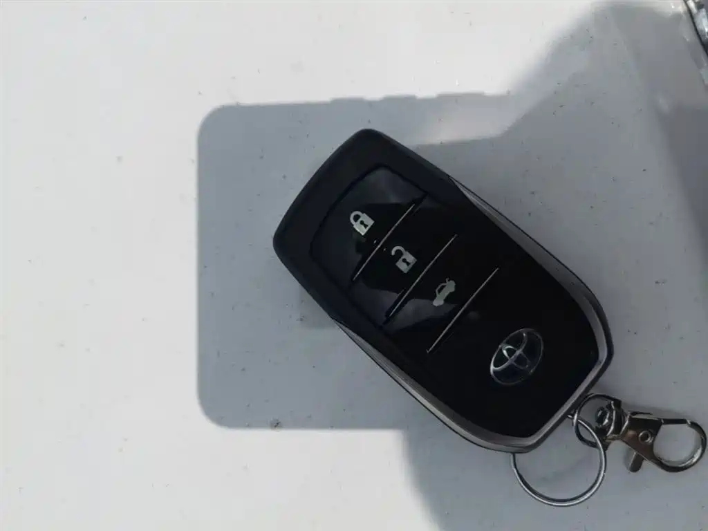 Toyota Corolla 2016 Hybrid 1.8L E-CVT Leading Edition фото 9