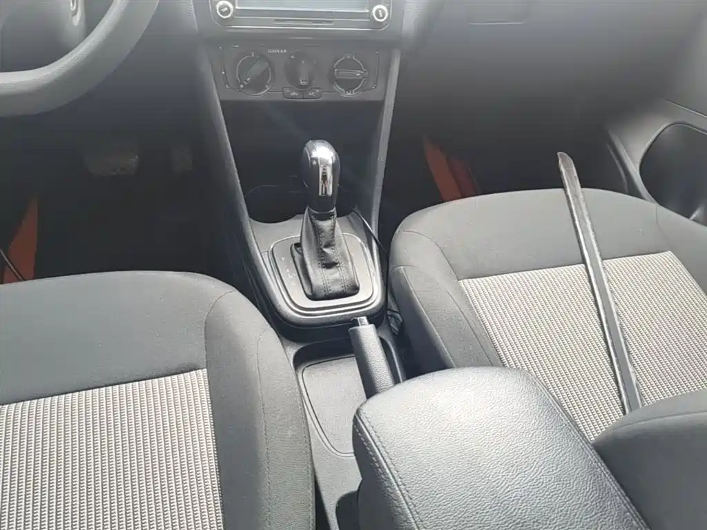 Volkswagen Polo 2016 1.4L Automatic Trend фото 14