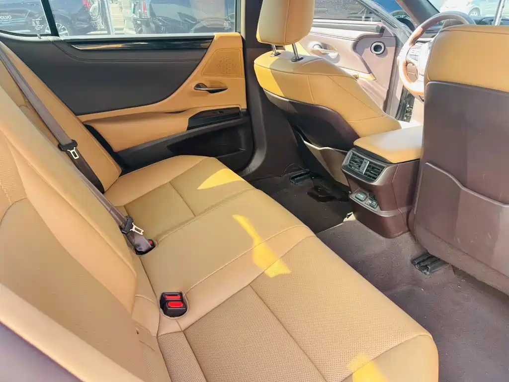 Photo 7 - Lexus ES
