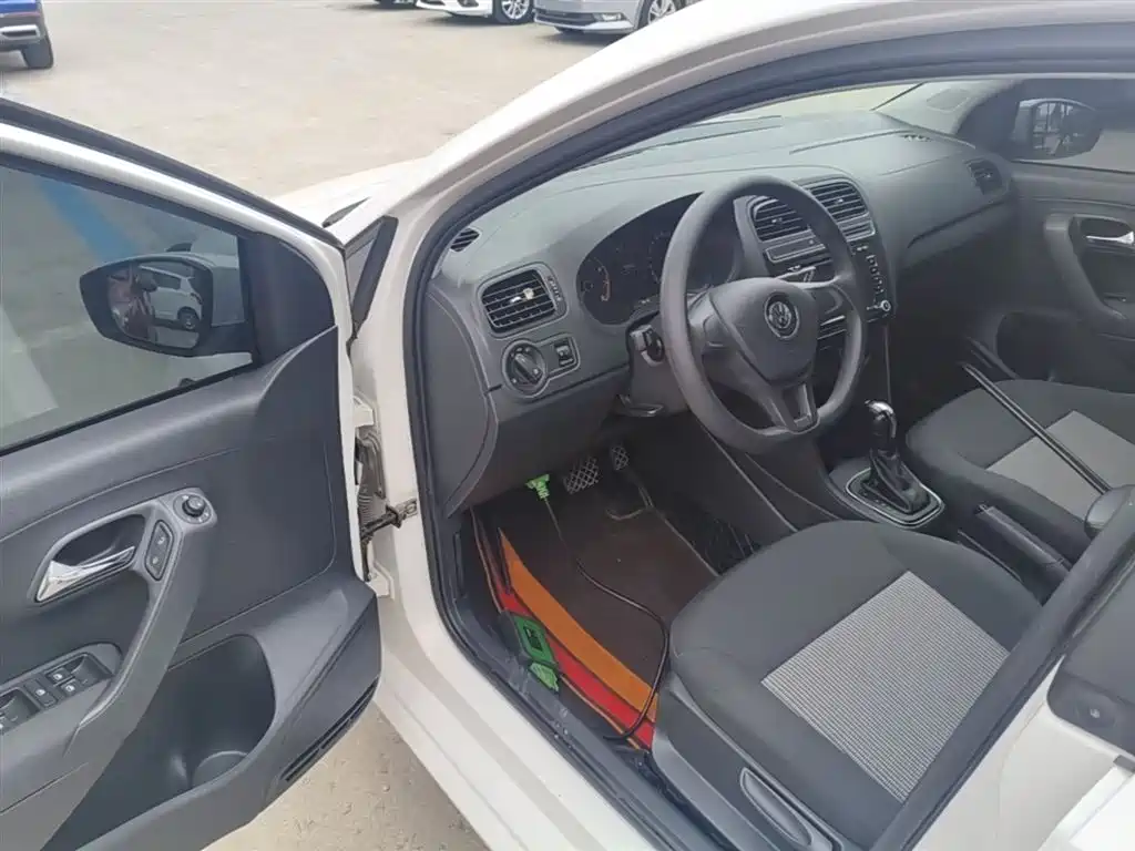 Volkswagen Polo 2016 1.4L Automatic Trend фото 16