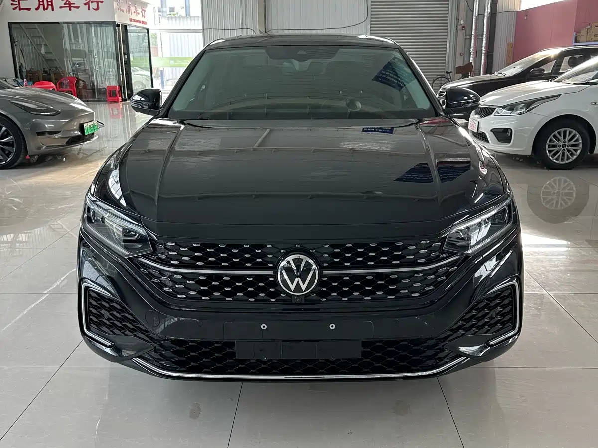 Volkswagen Passat 2022 330TSI Starry Sky Premium Edition фото 2