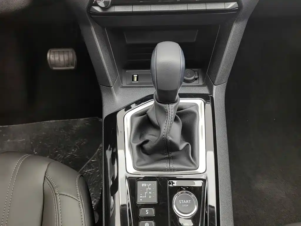 Peugeot 408 2024 2022 1.6T Light Chaser Edition