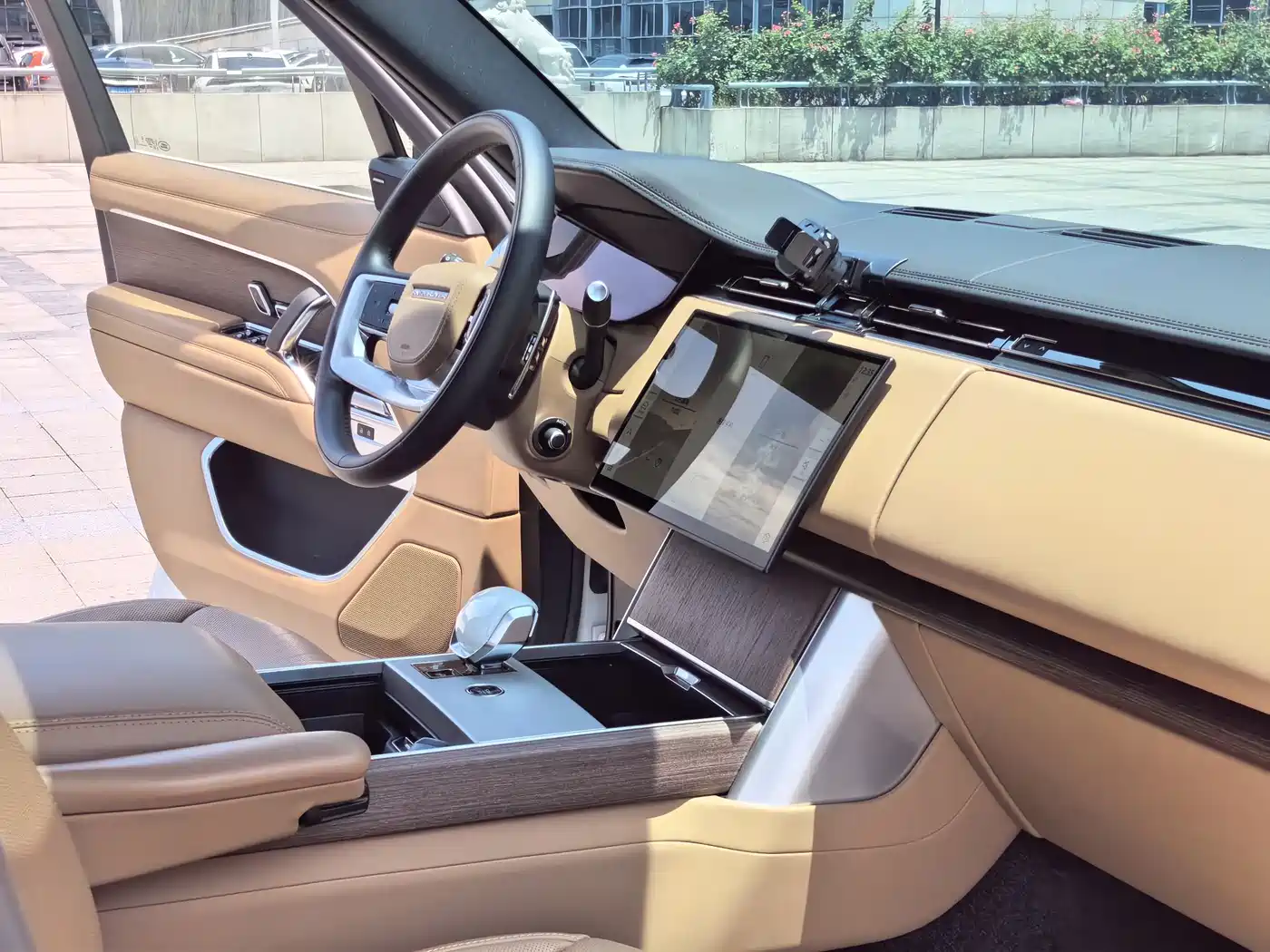 Land Rover Range Rover 2025 3.0 L6 360PS Golden Age Edition фото 12