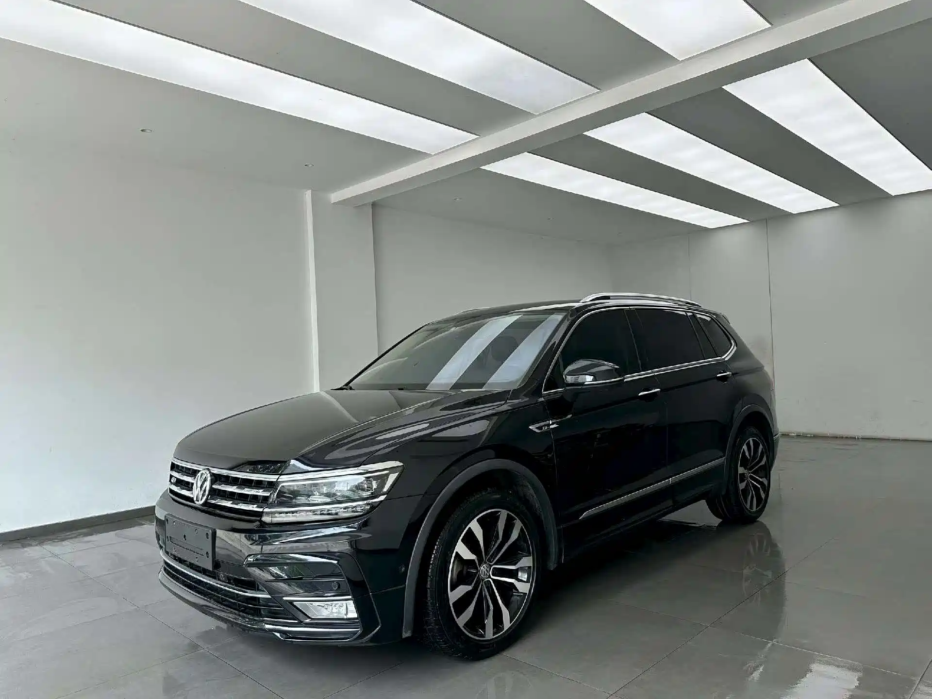 Фото 1 - Volkswagen Tiguan L