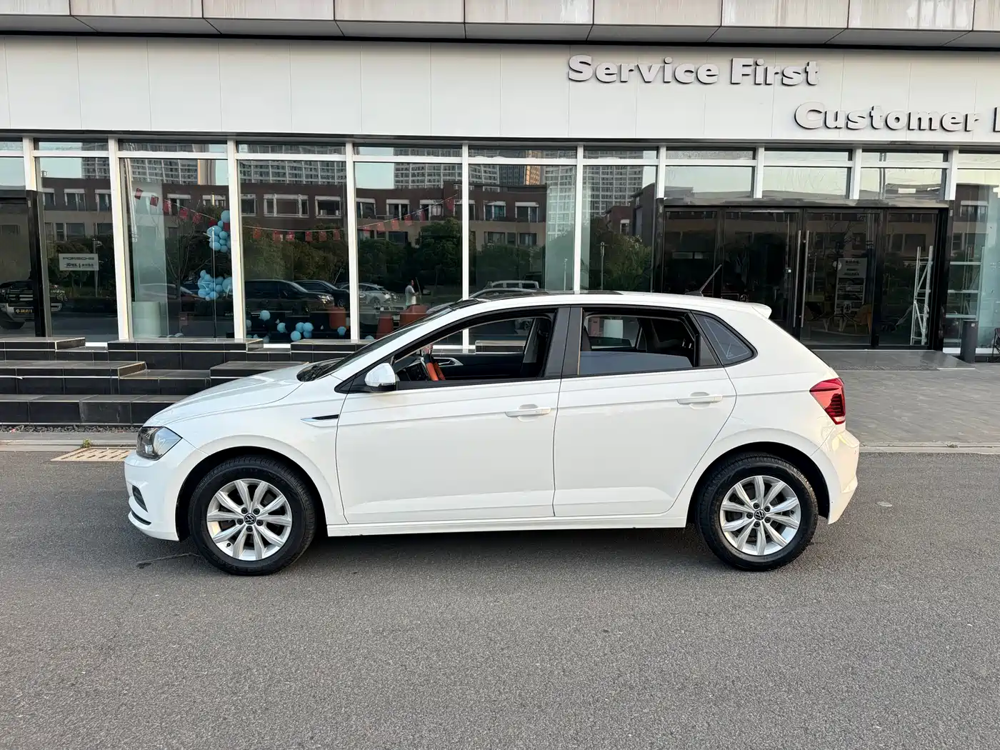 VOLKSWAGEN POLO
