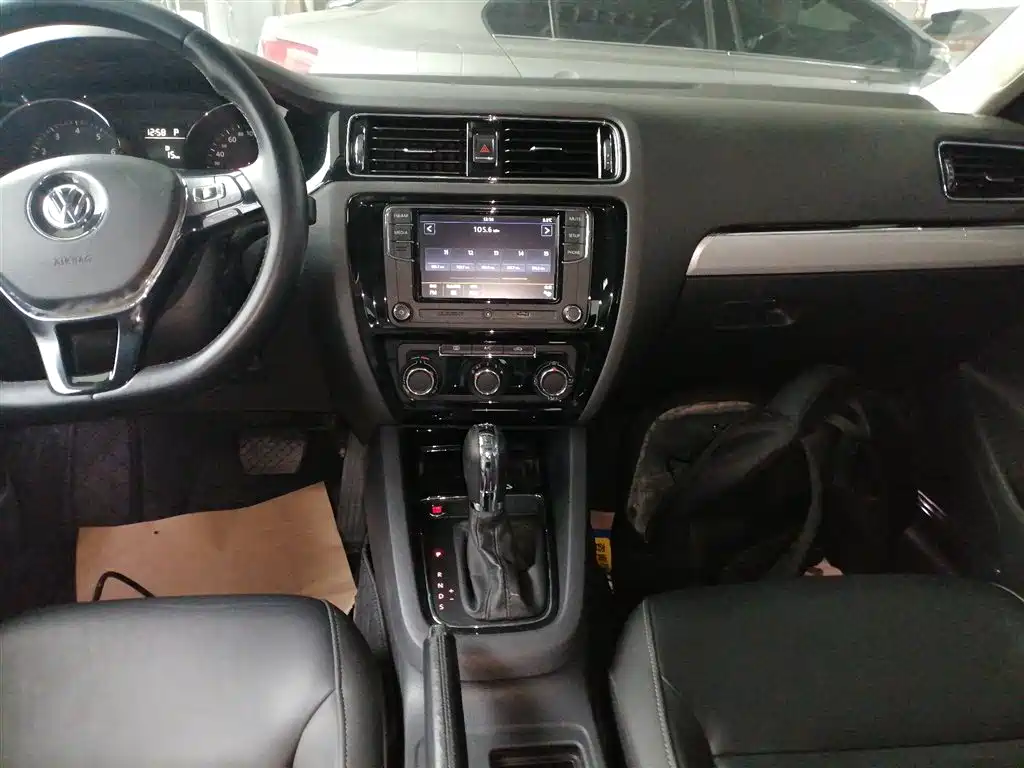Volkswagen Sagitar 2017 230TSI Automatic Comfort фото 9