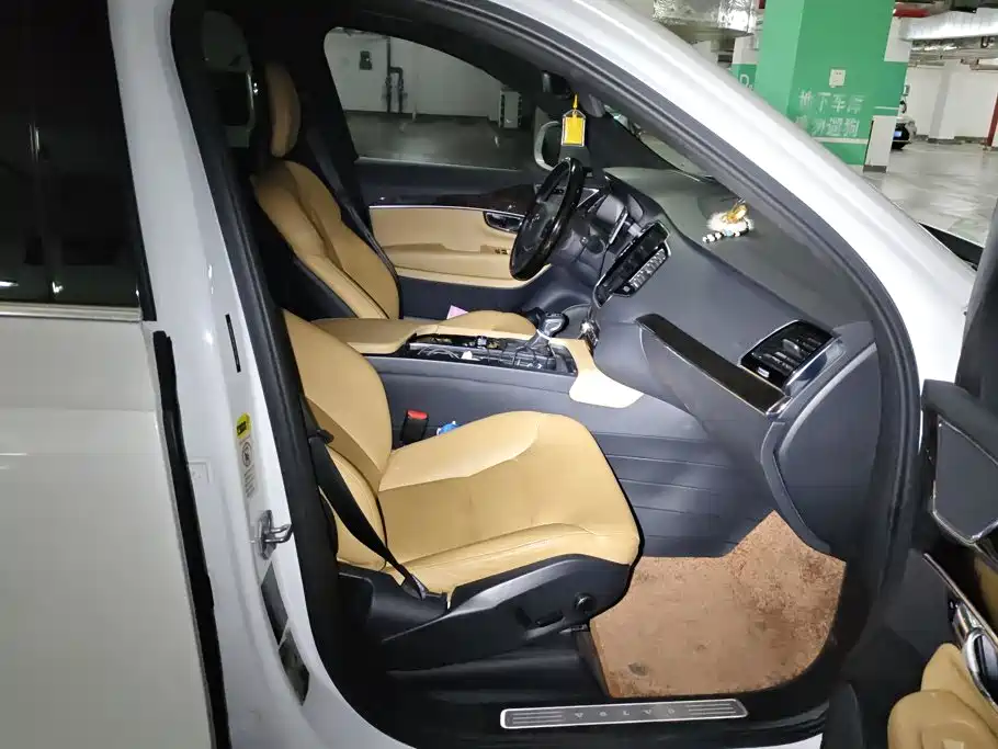 Фото 8 - Volvo XC90
