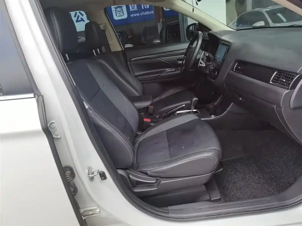 Mitsubishi Outlander 2016 2.4L 4WD Luxury Edition 7-seater фото 25