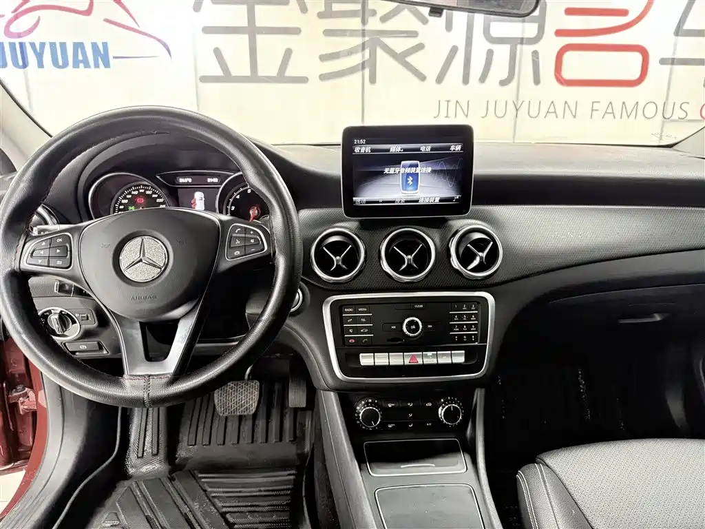 Mercedes-Benz GLA 2018 GLA 200 Dynamic фото 12