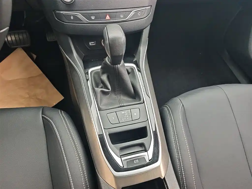 Peugeot 408 2016 1.6T Automatic Luxury Edition фото 14