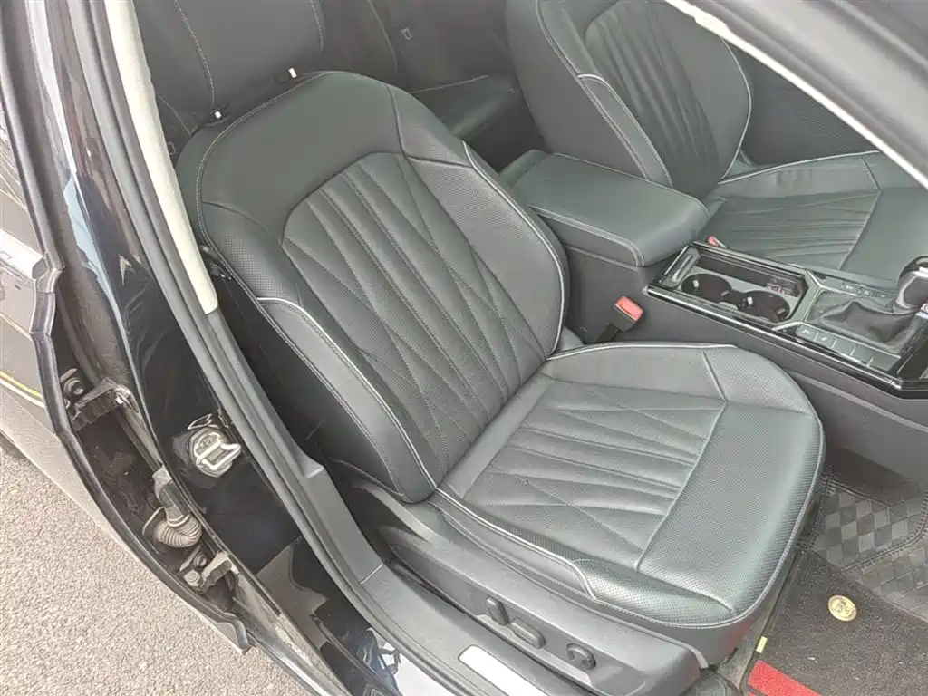 Volkswagen Passat 2023 330TSI Luxury Edition фото 25