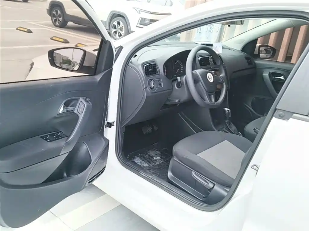 Volkswagen Polo 2016 1.4L Automatic Trend фото 16