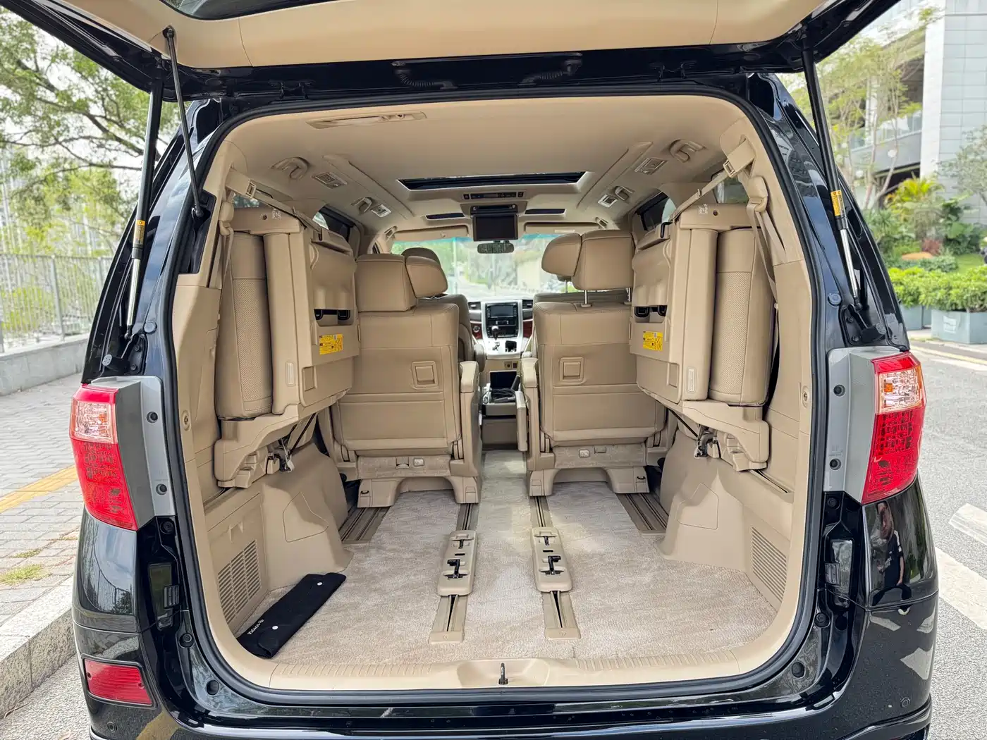 Toyota Alphard 2011 3.5L Luxury Edition фото 21