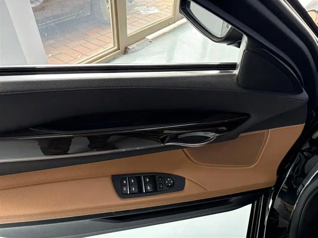 BMW 7 Series 2013 Model 740Li xDrive фото 9
