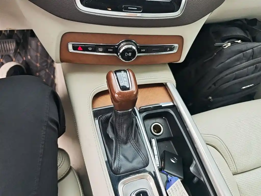 Фото 14 - Volvo XC90