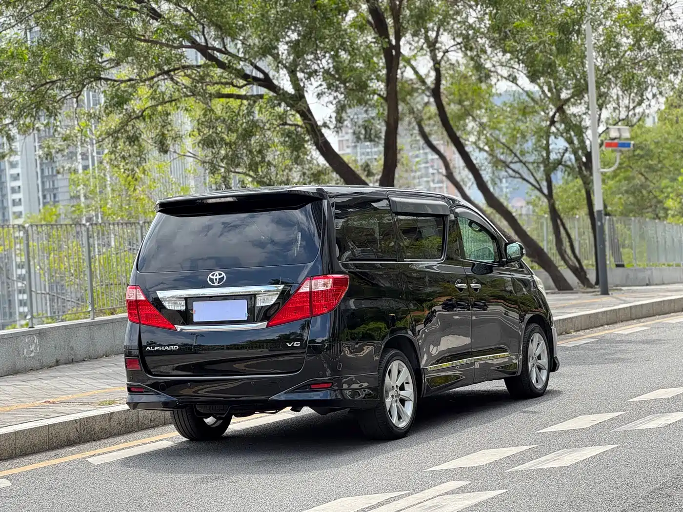 Toyota Alphard 2011 3.5L Luxury Edition фото 3