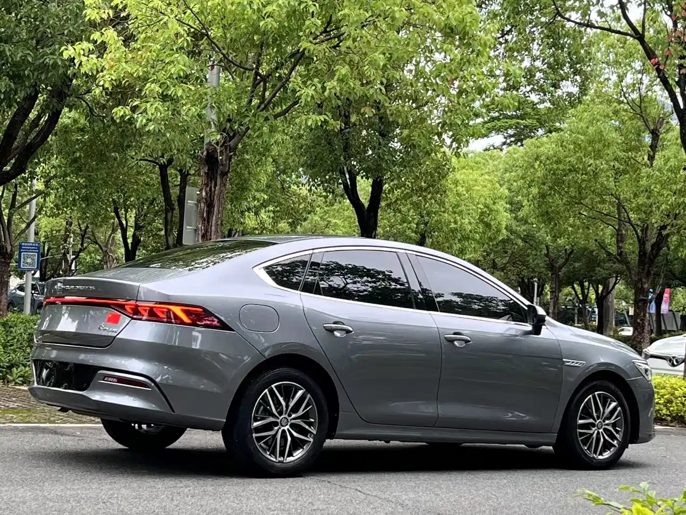 BYD Qin PLUS 2021 DM-i 55KM Flagship фото 4