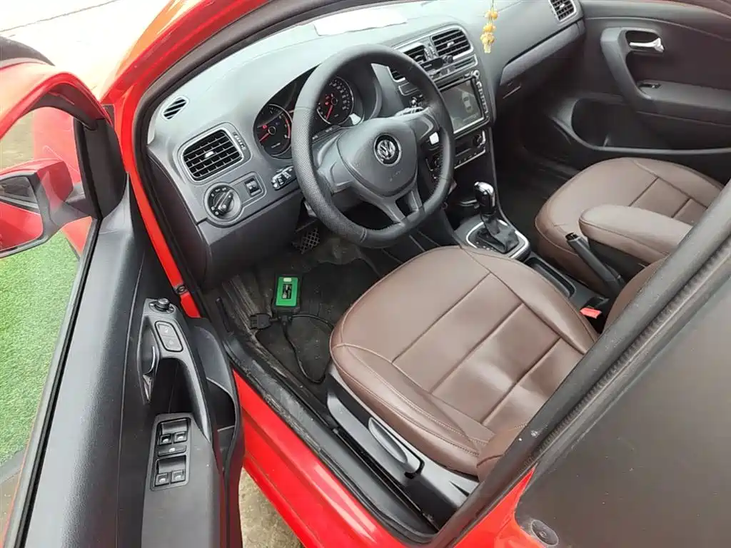 Volkswagen Polo 2014 1.4L Automatic Comfort Edition фото 16
