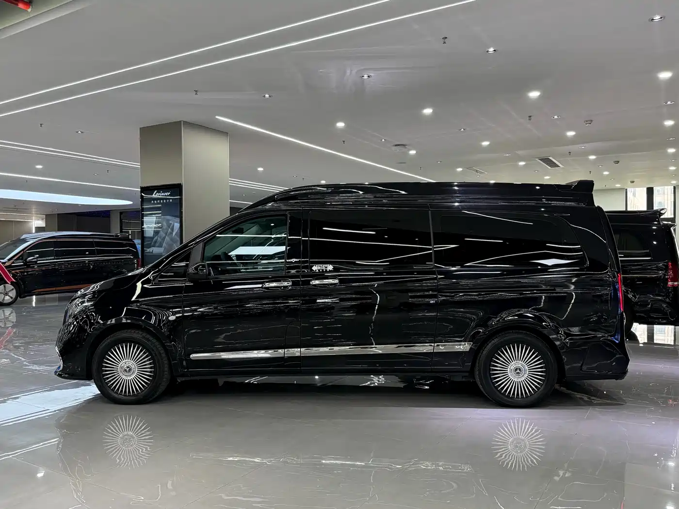Mercedes-Benz Vito 2023 2.0T Business 7-Seater фото 3
