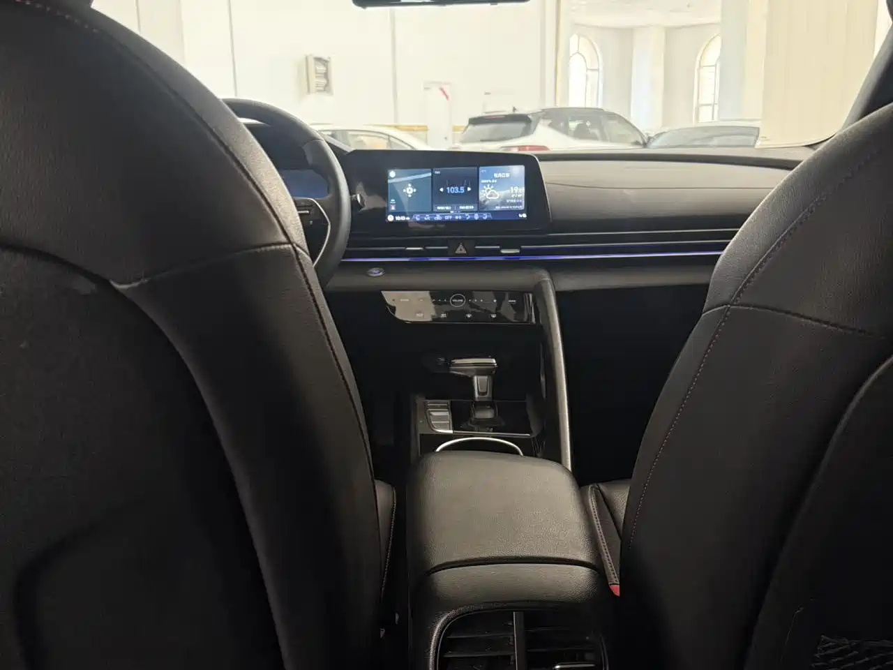 Hyundai Elantra 2023 Model 1.5L CVT LUX Premium Edition фото 13