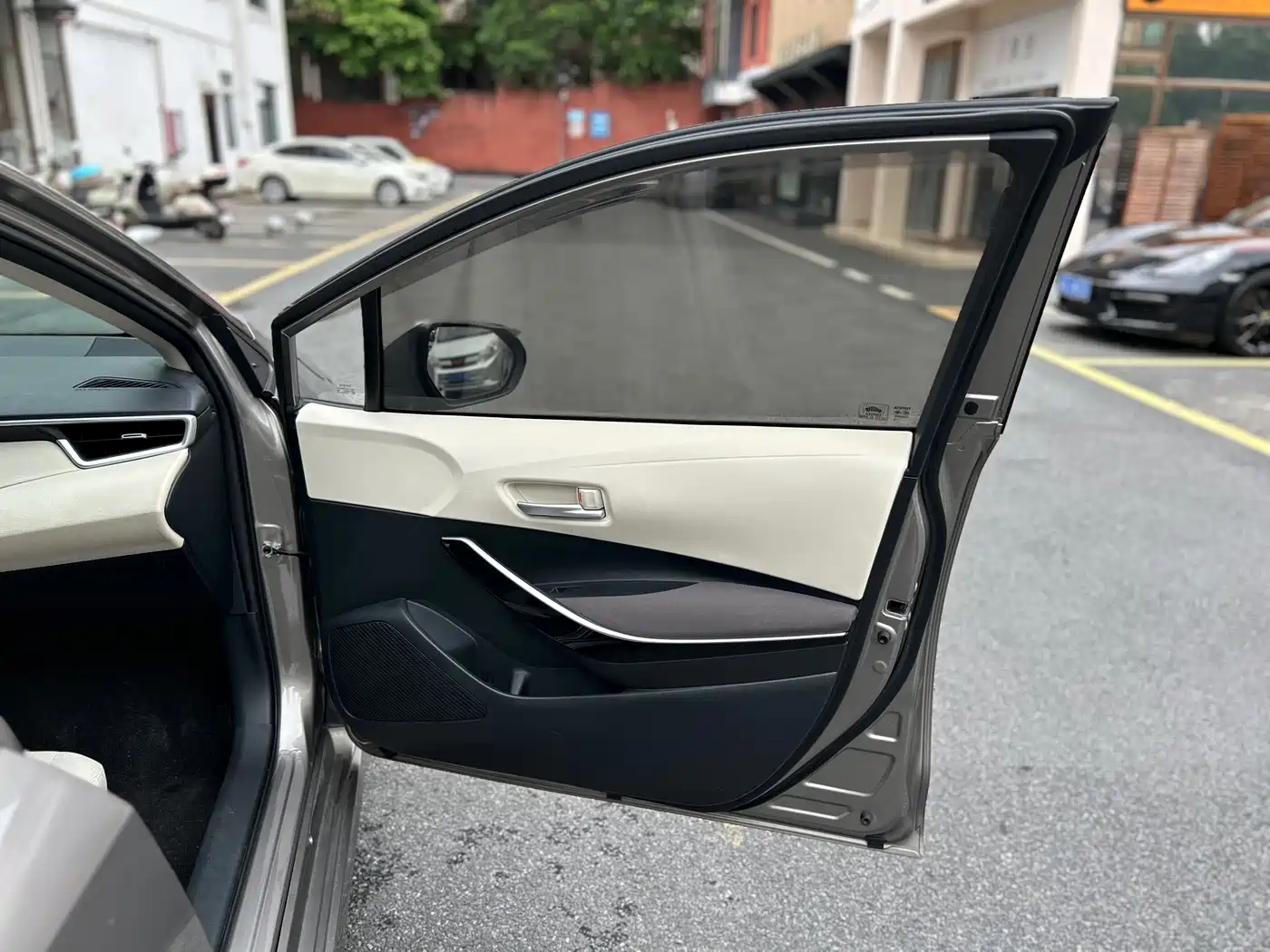 Toyota Corolla 2019 Hybrid 1.8L E-CVT GL-i Elite Edition фото 35