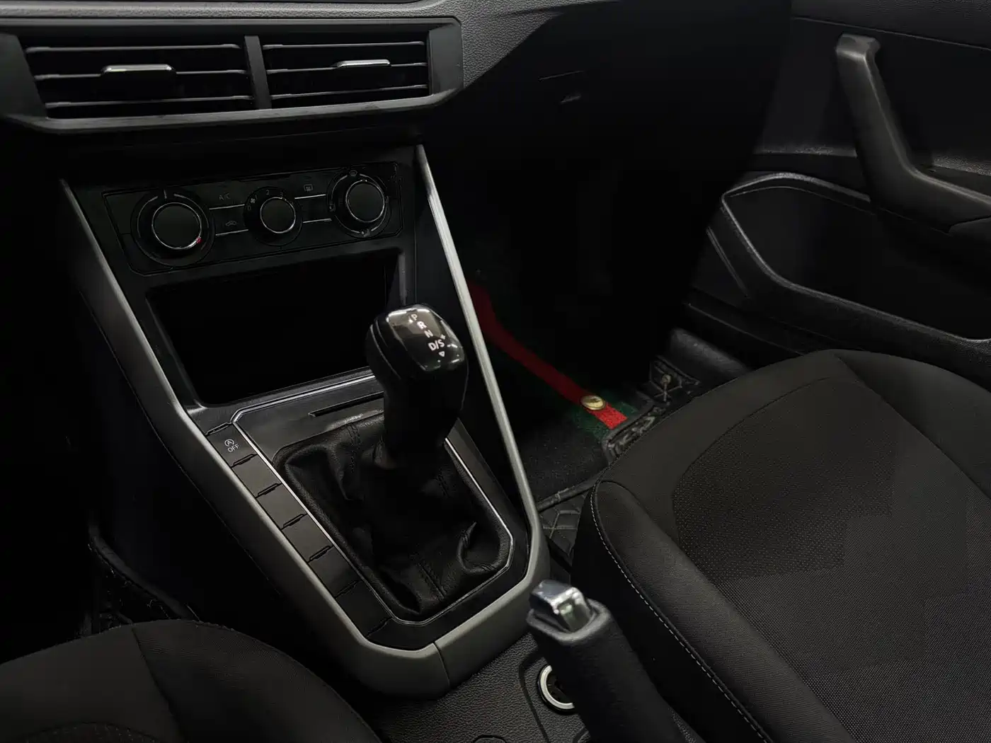 Volkswagen Polo 2021 Plus 1.5L Automatic Panorama Enjoyment Edition фото 13
