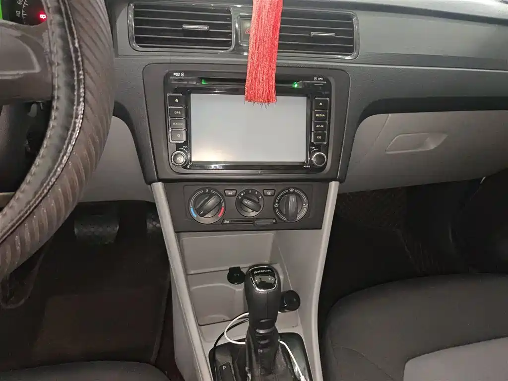 Škoda Rapid 2015 1.6L Automatic Joy Selection фото 13