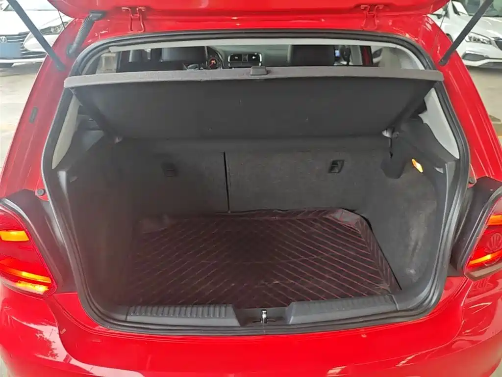 Volkswagen Polo 2014 1.6L Automatic Luxury Edition фото 19