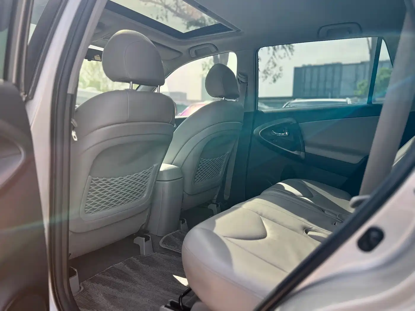 Toyota RAV4 Rongfang 2010 2.4L Automatic Luxury Upgrade Edition фото 28