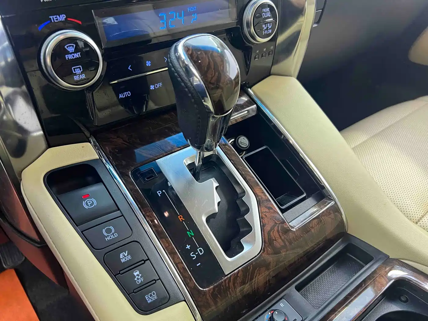 Toyota Alphard 2021 Hybrid 2.5L Luxury фото 17