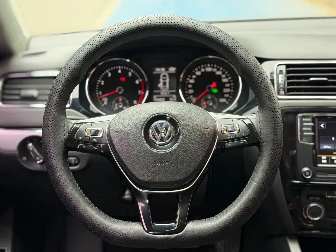 Volkswagen Sagitar 2018 280TSI DSG Spark Edition фото 12